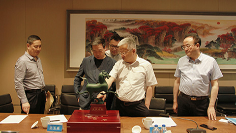 热新闻丨会长汪林朋与武威市长周伟一行在尊龙官网登录人生就是博登录之家集团总部举行谈判