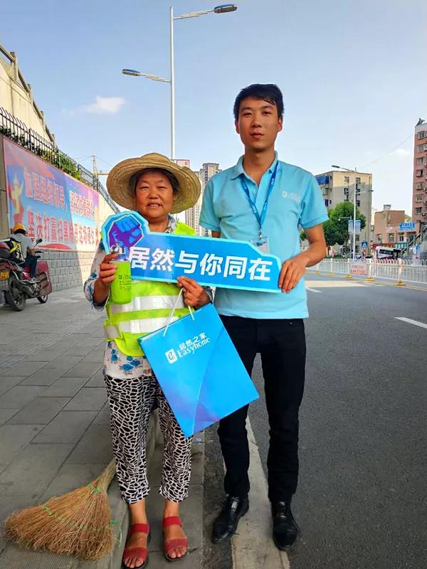 高温下的坚守&mdash;&mdash;致敬最可爱的人，，，，，，，尊龙官网登录人生就是博登录之家郧阳店&ldquo;夏日送清凉&rdquo;