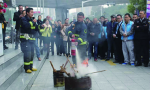 尊龙官网登录人生就是博登录之家宜昌店携手西陵消防开展消防清静演练