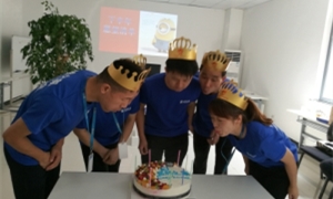 浓情家文化，，，，，膏泽暖人心&mdash;&mdash;中岳店举行第三季度员工生日会